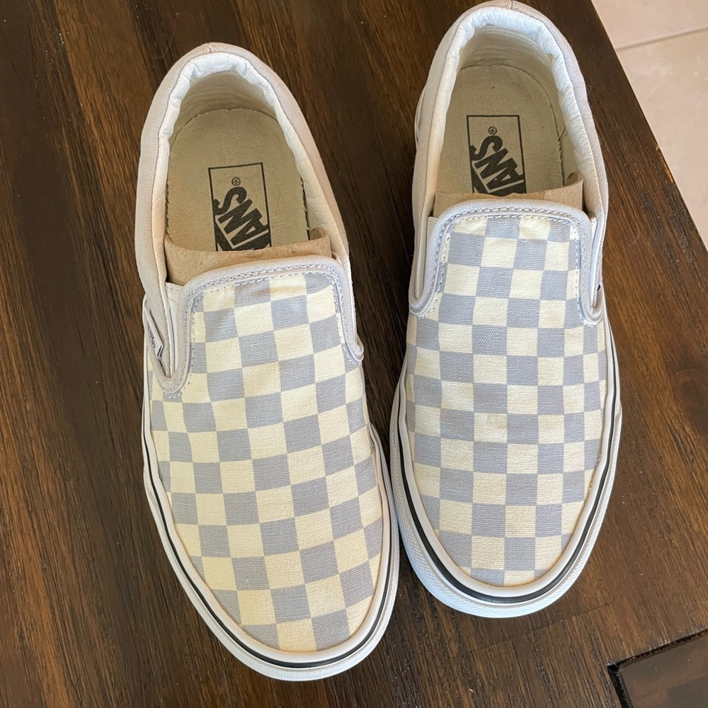 Checkered grey and white cans. Good condition! 7.5 women’s